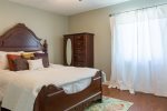 Guest bedroom w/ queen size bed